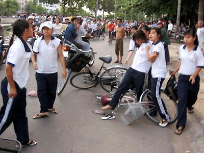 Học trò nghiên cứu về bạo lực học đường - 1 Học sinh có cách nhìn nhận bạo lực học đường khác so với người lớn.