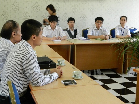 Lãnh đạo báo Dân trí chia sẻ kinh nghiệm giúp học sinh dự thi ISEF - 1 Các thành viên của hai đội dự thi chăm chú lắng nghe Phó TBT Phạm Tuấn Anh