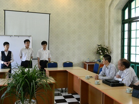 Lãnh đạo báo Dân trí chia sẻ kinh nghiệm giúp học sinh dự thi ISEF - 2 Thành viên các đội lên thuyết trình đề tài của mình bằng tiếng Anh với mong