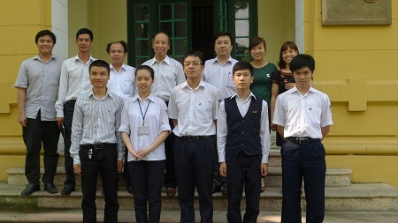 Lãnh đạo báo Dân trí chia sẻ kinh nghiệm giúp học sinh dự thi ISEF - 3 Lãnh đạo báo điện tử Dân trí chụp ảnh lưu niệm cùng với thành viên