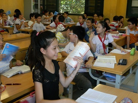 Bi hài chuyện học trong những ngày nắng nóng - 2 Ý tưởng sách giáo khoa trở thành quạt để chống chọi lại với cái nóng