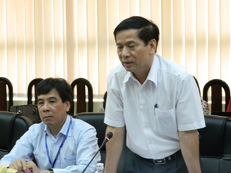 Kỳ thi tốt nghiệp THPT và những nỗi âu lo - 2 Ông Ngô Kim Khôi -Cục trưởng Cục khảo thí và Kiểm định Chất lượng giáo dục trao