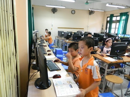 Bi hài chuyện học trong những ngày nắng nóng - 4 Nhờ việc nhà trường phải bảo vệ máy móc mà học sinh được ké cái mát