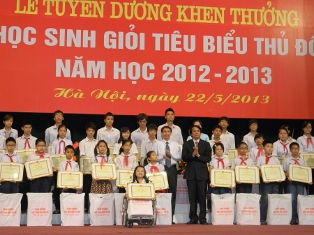 Tuyên dương hơn 900 học sinh giỏi tiêu biểu của thủ đô - 1 Thứ trưởng Bộ GD-ĐT Phạm Mạnh Hùng thay mặt ngành giáo dục thủ đô