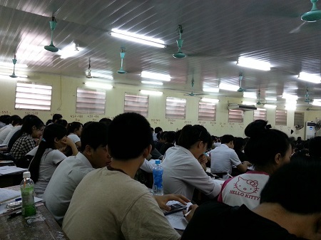 Lò luyện thi bất ngờ “nóng” trở lại - 4 Ba sĩ tử chen nhau trên chiếc bàn dài 1,2m.
