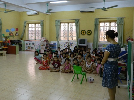 Bi hài chuyện học trong những ngày nắng nóng - 5 Học sinh trường mầm non Cát Linh thoải mái vui chơi mà không