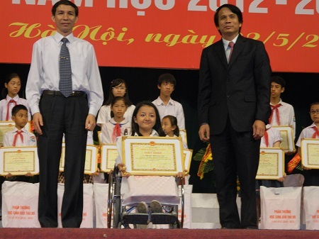 Tuyên dương hơn 900 học sinh giỏi tiêu biểu của thủ đô - 2 Cô bé “xương thủy tinh” Nguyễn Thị Phương Anh (HS lớp 11, Trường THPT Việt Đức, quận