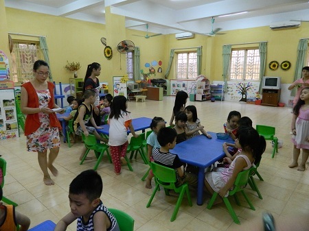 Bi hài chuyện học trong những ngày nắng nóng - 7 Trong những ngày này việc giám sát và chăm sóc trẻ luôn được giáo