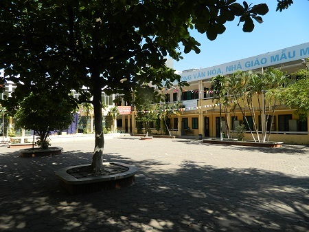 Độc giả “hiến kế” chống nóng cho học sinh - 2 Sân trường vắng bóng học sinh dù là giờ ra chơi vì ai cũng ở trong