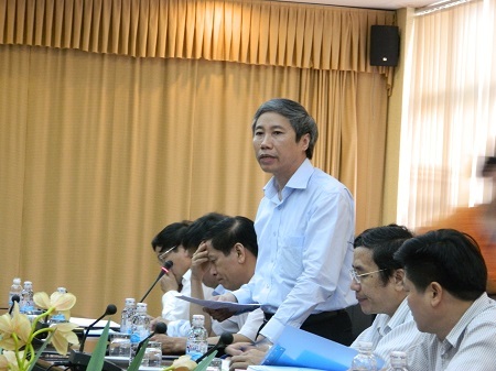 Kỳ thi tốt nghiệp THPT và những nỗi âu lo - 1 Ông Ngô Kim Khôi -Cục trưởng Cục khảo thí và Kiểm định Chất lượng giáo dục trao