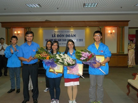 Gặp nhóm học sinh lọc vi khuẩn bằng màng vỏ trứng gà - 3 Ba