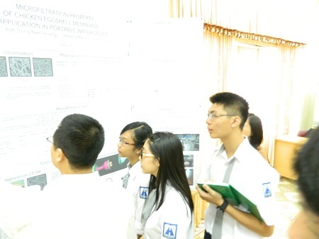 Gặp nhóm học sinh lọc vi khuẩn bằng màng vỏ trứng gà - 2 Ba thành viên của nhóm thể hiện trước các nhà khoa học trong nước