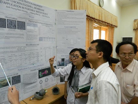 Gặp nhóm học sinh lọc vi khuẩn bằng màng vỏ trứng gà - 1 Em Vũ Mai Hương tại buổi diễn tập trước khi lên được dự thi Intel Isef tại Mỹ vào tháng 5/2013