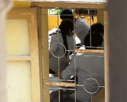 Hà Nội xử lý các giáo viên vi phạm quy chế thi tốt nghiệp THPT - 2 Hình ảnh thí sinh quay cóp trong phòng thi (Ảnh chụp từ clip độc quyền của Dân trí).
