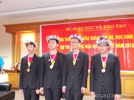 Tưng bừng đón đoàn dự thi Olympic Hóa Học quốc tế chiến thắng trở về - 1 Những chàng trai mang thành tích vẻ vang về cho đoàn Việt Nam.