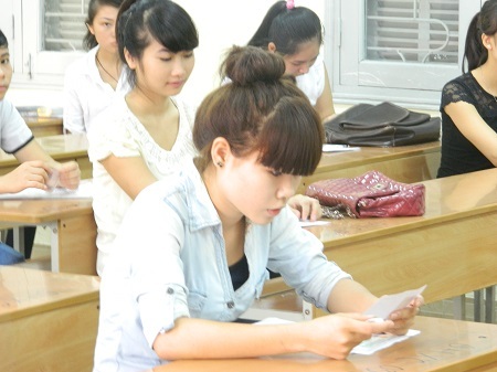 Phổ điểm ĐH Dược Hà Nội, khoa Y - dược ĐHQGHN - 1 Thí sinh đến làm thủ tục dự thi ở Hội đồng thi trường ĐH Khoa học