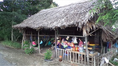 Con học hai buổi/ngày nên phụ Huynh đành ở lại trường mắc võng để đợi con