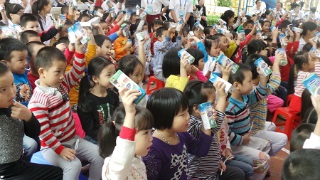 Trẻ mầm non được uống sữa miễn phí - 2 Trẻ mầm non trường Hoa Hồng - TP Bắc Ninh hào hứng với lễ phát