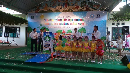 Trẻ mầm non được uống sữa miễn phí - 1 Quang cảnh buổi lễ phát động