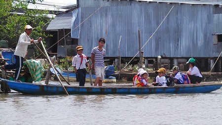 Công việc thường ngày đến trường và về nhà của HS miền sông nước Cà Mau.