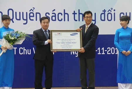 Hà Nội: Trao tặng thư viện thông minh cho Trường THPT Chu Văn An - 2 Trao tặng Thư viện thông minh cho Hiệu trưởng Trường THPT Chu Văn An.