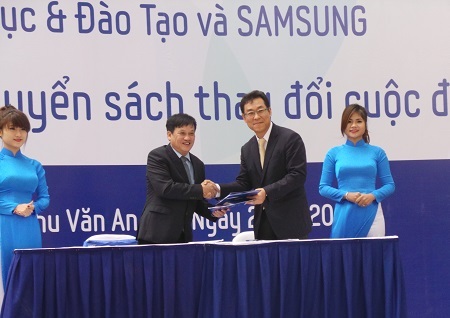 Lãnh đạo Bộ GD-ĐT và Samsung ký kết bản ghi nhớ hợp tác.