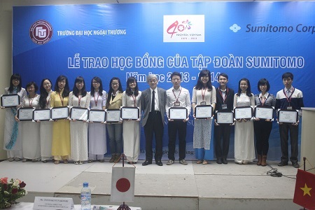 120 sinh viên xuất sắc nhận học bổng Sumitomo - 1 Các sinh viên xuất sắc của ĐH Ngoại thương Hà Nội nhận học bổng Sumitomo.