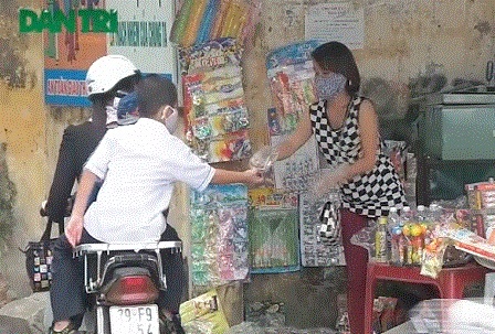 Quán hàng rong “tấn công” cổng trường học: Cơ quan quản lý “bó tay”? - 1 Giải pháp chỉ mới chỉ dung lại là tuyên truyền cho học sinh, phụ huynh.