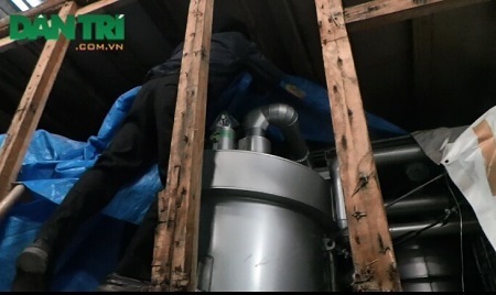 Có hay không việc phá vỡ kiến trúc ĐH Tổng hợp xưa? - 4 Thiết bị khổng lồ đang được để tạm ở kho hàng khu công nghiệp Nam Thăng Long.
