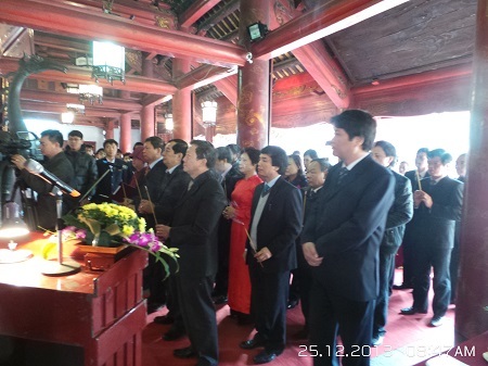 Quang cảnh buổi lễ dâng hương. 