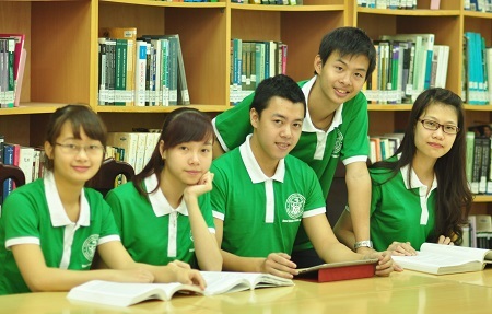 ĐH Y tế Công cộng mở chuyên ngành Xét nghiệm Y học dự phòng - 1 Sinh viên Trường Đại học Y tế Công cộng học tại thư viện của trường.