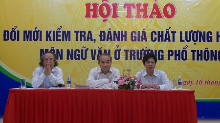 Thứ trưởng Bộ GD-ĐT Nguyễn Vinh Hiển lắng nghe và giải đáp các ý