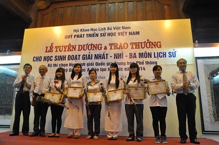 Tuyên dương học sinh đạt giải quốc gia môn Lịch Sử - 1 Các học sinh đạt giải Nhất kì thi học sinh giỏi quốc gia 2014 môn Lịch sử lên