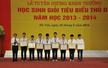 Thứ trưởng Bộ GD-ĐT Phạm Mạnh Hùng trao tặng bằng khen cho các học sinh 
