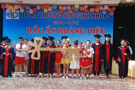 Buổi lễ ra trường của học sinh khối 5 Trường tiểu học Hoàng Diệu (Hà Nội)