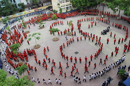 Mặc áo đỏ in ngôi sao 5 cánh, học sinh thủ đô hướng về biển Đông - 1 Lá cờ Tổ quốc được kéo lên trong tiếng bài hát
