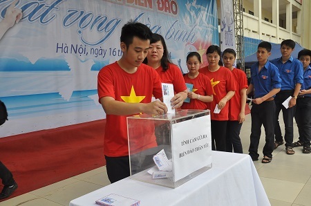 Mặc áo đỏ in ngôi sao 5 cánh, học sinh thủ đô hướng về biển Đông - 4 Tình cảm thầy trò Trường THPT Phan Huy Chú gửi ra biển đảo.