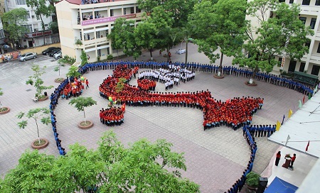 Mặc áo đỏ in ngôi sao 5 cánh, học sinh thủ đô hướng về biển Đông - 2 Lá cờ Tổ quốc được kéo lên trong tiếng bài hát