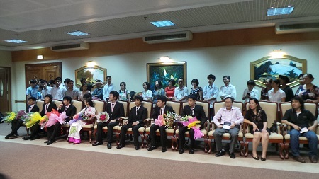 8 gương mặt học sinh xuất sắc và các thành viên trong đoàn tại buổi lễ đón tiếp.