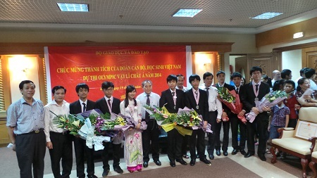 Thứ trưởng Bộ GD-ĐT Nguyễn Vinh Hiển trao tặng bằng khen, hoa và