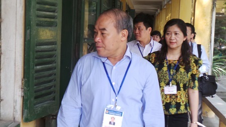 Thứ trưởng Bộ GD-ĐT Nguyễn Vinh Hiển kiểm tra công tác coi thi ở hội đồng thi T