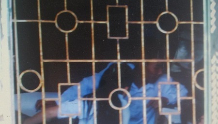 Bộ GD-ĐT yêu cầu Sở GD-ĐT Hòa Bình làm rõ nghi vấn tiêu cực thi cử - 2 Hình ảnh cắt từ clip về tình trạng lộn xộn ở Hội đồng thi trường THPT