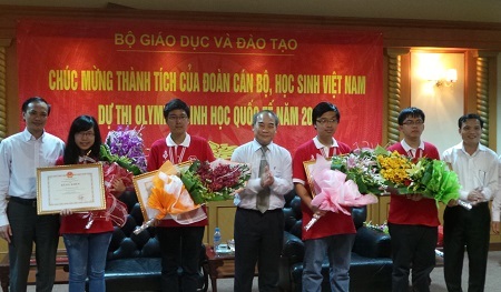 Sự nuối tiếc của đoàn học sinh dự thi Olympic Sinh học quốc tế - 5 Lãnh đạo Bộ GD-ĐT tặng bằng khen của Bộ trưởng và phần thưởng cho