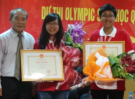 Sự nuối tiếc của đoàn học sinh dự thi Olympic Sinh học quốc tế - 6 Lê Thị Nguyệt Hằng và Phạm Minh Đức, đều là học sinh lớp 11 sẽ là niềm hi vọng