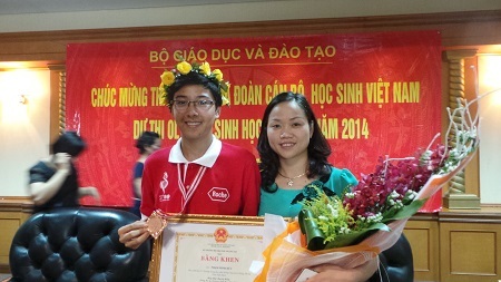 Chuyện chưa biết về hai học sinh đoạt huy chương Olympic Sinh học quốc tế - 3 Cô giáo Trần Thị Thanh Xuân cùng với học trò Phạm Minh Đức tại buổi lễ chúc mừng của Bộ GD-ĐT.