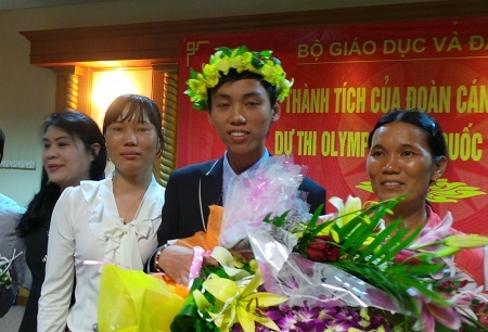 Nam sinh lớp 11 giành huy chương Vàng Olympic Toán quốc tế - 2 Chị Nguyễn Thị Thảnh (áo trắng) bất ngờ với kết quả mà con trai mình