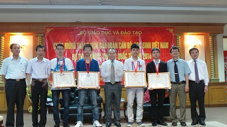 Với thành tích đạt được, cả 4 học sinh được Bộ trưởng Bộ GD-ĐT tặng 