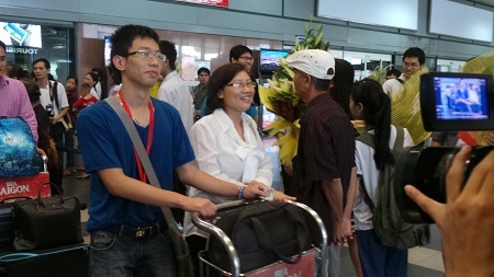 Các chàng trai tin học được người thân, bạn bè và thầy cô hân hoan 