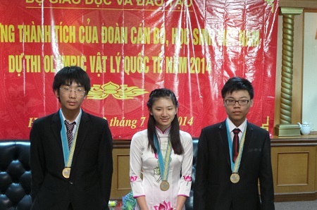 Thành tích đáng nể của học sinh Việt Nam dự thi Olympic Vật lí quốc tế - 2 Ba gương mặt mang huy chương Vàng Olympic Vật lý quốc tế về cho đoàn Việt Nam.