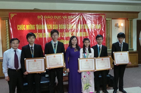 Thành tích đáng nể của học sinh Việt Nam dự thi Olympic Vật lí quốc tế - 3 Với kết quả xuất sắc, cả 5 học sinh tham dự IPhO đều được nhận bằng khen